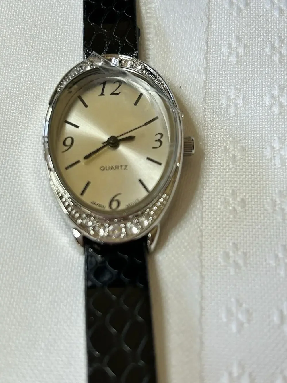 Women's Silver Analog Watch New Battery Arabic Numerals Oval Dial 2010s Casual
